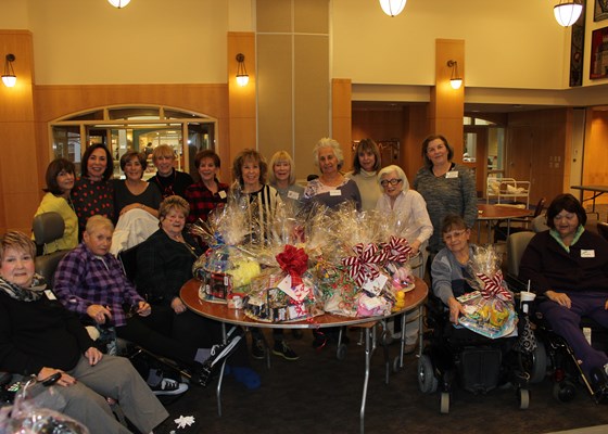 Abramson Center Volunteers and Residents Give Back for the Holidays